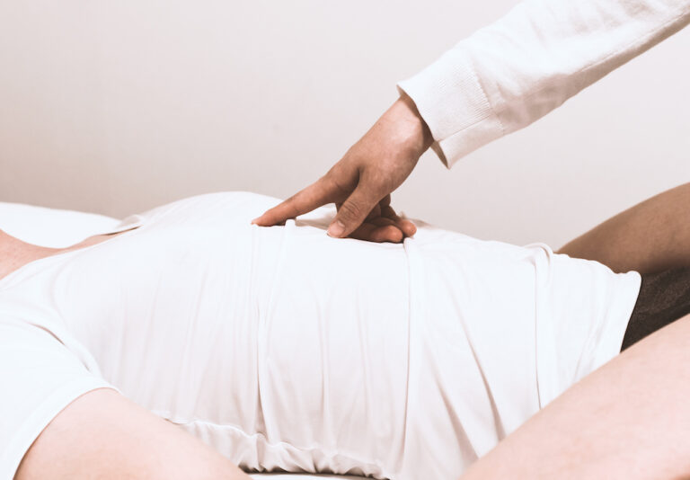 彼氏を喜ばせるテクニック！フェザータッチの効果・やり方・注意点を解説