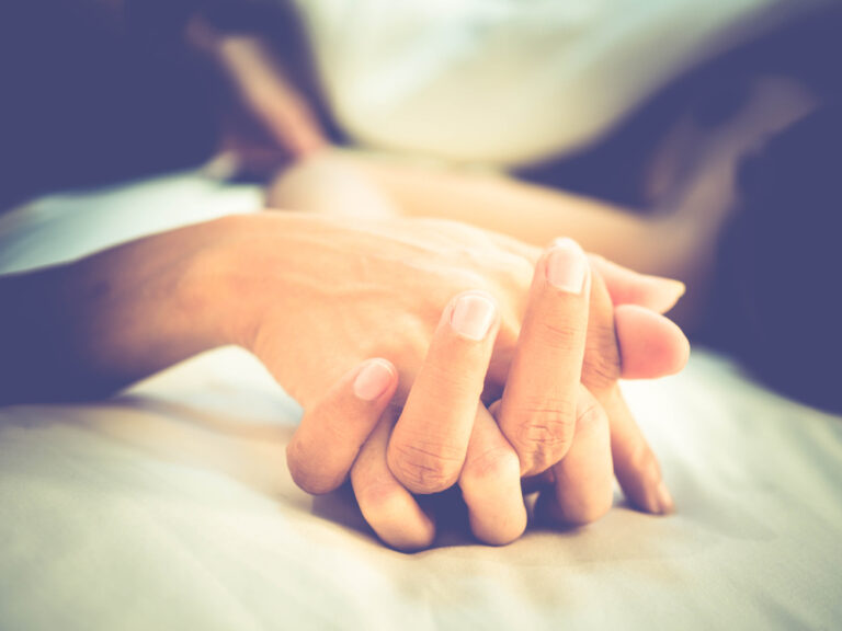 女性を押し倒すときの男性心理とは？彼を誘惑する押し倒されテクを紹介！