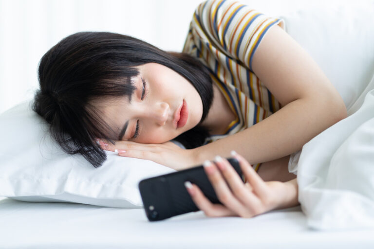 ムラムラして眠れない夜は女子にも！性欲が増す原因と孤独を耐え抜く対処法