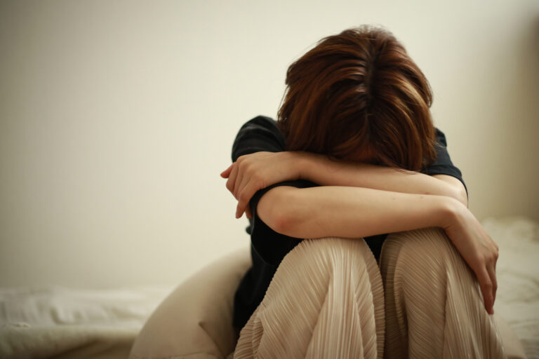 メンヘラ女子の特徴とは？メンヘラの意味や改善する方法をわかりやすく解説