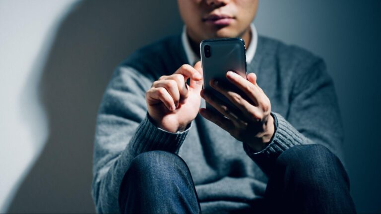 メンヘラ男子の特徴や症状とは？好かれやすい女性や上手な扱い方を解説